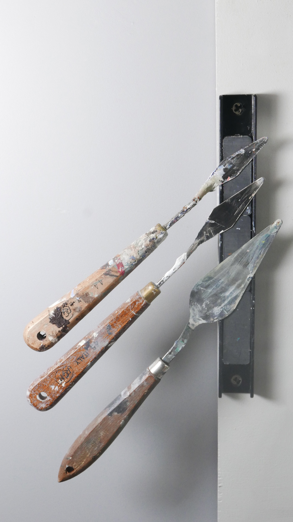 magnetic-tool-holder-art-storage